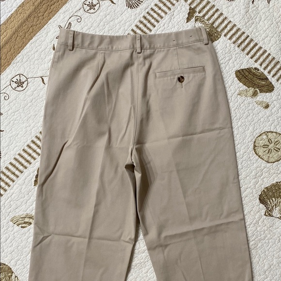 L.L. BEAN Tan Classic Fit Straight-Leg Khaki Pants. Size 6 Regular. - Picture 9 of 12